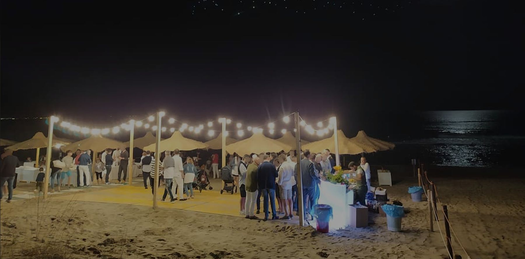 Allestito anche in spiaggia, di sera